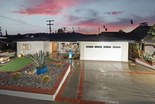 907 Bel Aire Dr, Burbank, CA 91501-1207