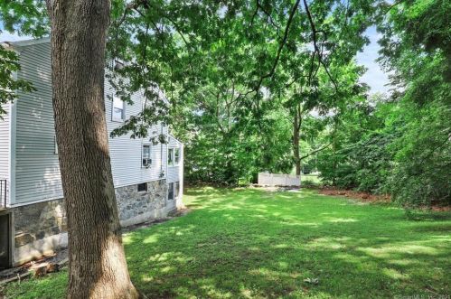54 Monroe St, Huntington CT  06484-6032 exterior