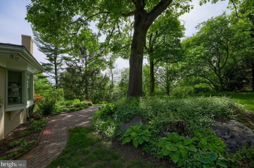160 Evergreen Dr, Lancaster, PA 17601-3274