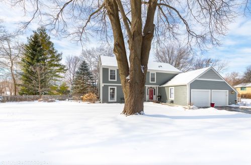 494 Warwick Ln, Bull Valley, IL 60014-5429