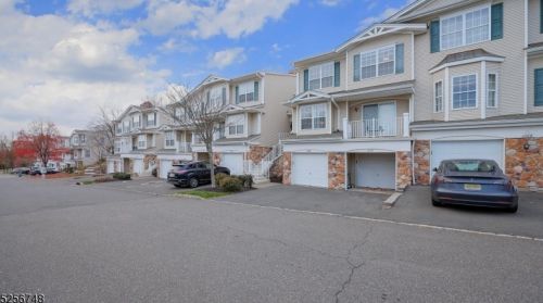 1004 Robin Ct, Green Brook, NJ 08812-1735