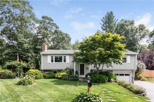 51 Kennedy Dr, Warwick, RI 02889-2503