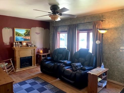 219 Elm St, Mount Prospect, IL 60056-2518