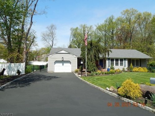 6 Judy Ln, Scotch Plains, NJ 07076-2302