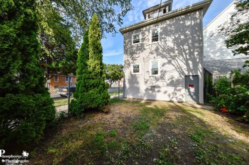 8600 Escanaba Ave, Chicago IL  60617-3113 exterior