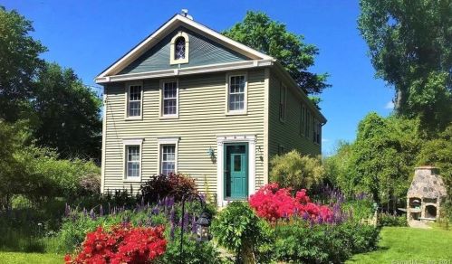 204 Broadway St, Colchester, CT 06415-1024