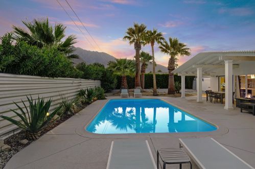 915 Racquet Club Rd, Palm Springs, CA 92262-2257