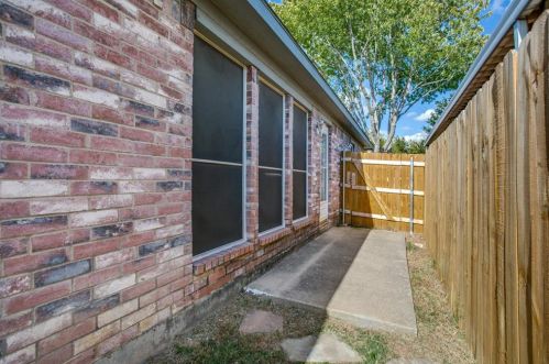 5729 Stone Mdw Ln, Fort Worth TX  76179-3739 exterior