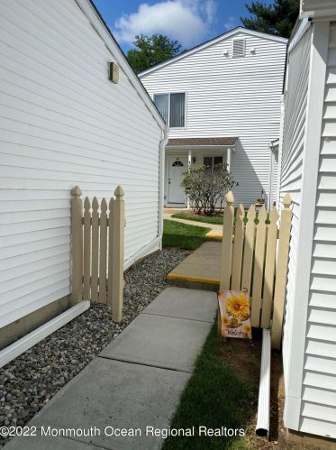 44 Greenwood Dr, East Freehold, NJ 07728-4005
