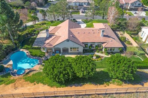 7470 Chateau Rdg Ln, Riverside CA  92506-7542 exterior