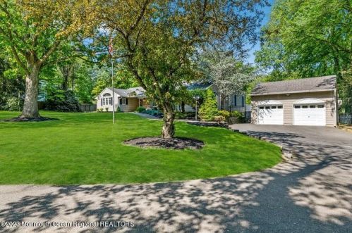 17 Holly Ct, Middletown, NJ 07748-3321