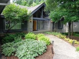5117 Regents Park Rd, Rockford, IL 61107-5069