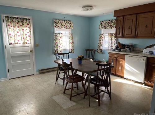 86 Oakwood Rd, Niantic CT  06357-2025 exterior