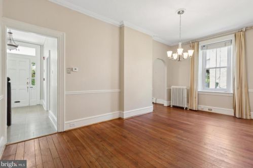 28 Gravers Ln, Philadelphia PA 19118-4132 exterior