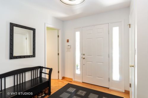 135 Tanglewood Dr, Elk Grove Vlg, IL 60007-1711