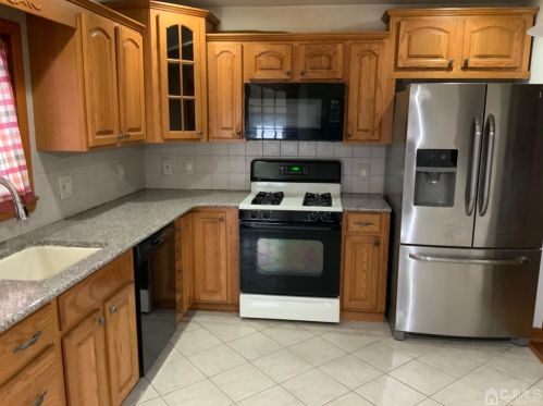10 Hamilton Ave, Edison, NJ 08820-3919