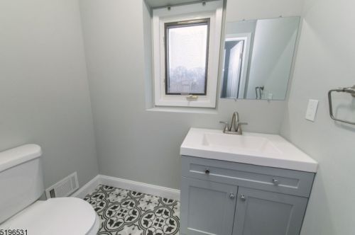 142 Nottingham Sq, Hackettstown NJ  07840-4236 exterior