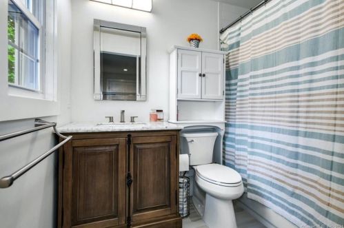 129 Grumman Ave, Norwalk CT  06851-2404 exterior