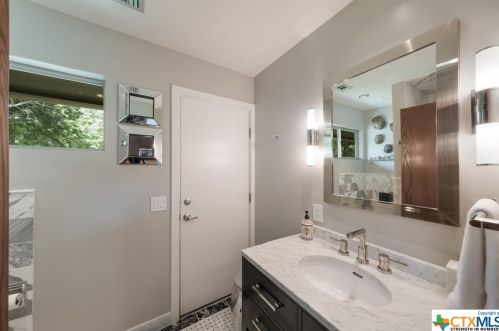 332 Mdw Lk Dr, Seguin TX 78155-9206 exterior