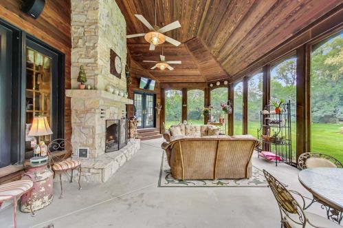 8901 Maple Ave, Willowbrook IL 60527-6469 exterior