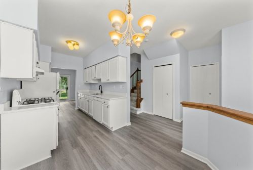 991 Sheridan Cir, Naperville, IL 60563-4211