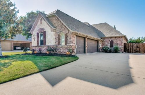 8308 Regency Dr, Fort Worth, TX 76182-8490