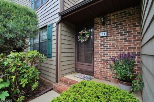 71 Pheasant Run, Edison, NJ 08820-2940