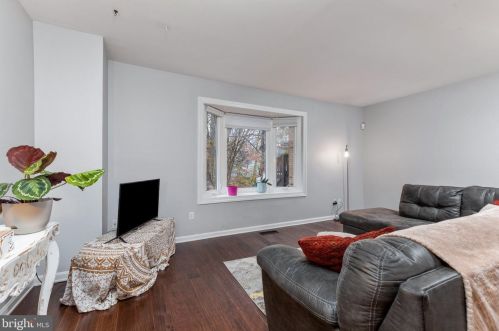 8562 Chester Grove Ct, Springfield VA  22153-2250 exterior
