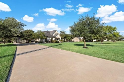 5830 Easterling Dr, Bryan, TX 77808-7831