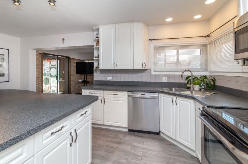 8316 Elmore St, Niles IL 60714-1943 exterior