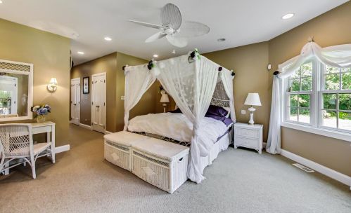 8901 Maple Ave, Willowbrook IL 60527-6469 exterior