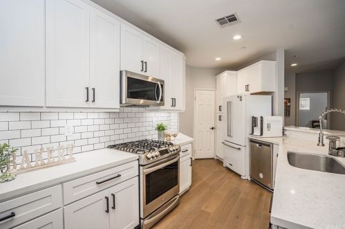 72 Salton, Irvine CA  92602-2425 exterior