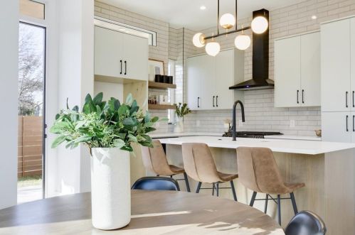 4907 Delores Ave, Austin TX  78721-2107 exterior