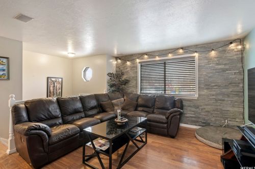 1665 Crystal Ridge Dr, Taylorsville, UT 84084-7423