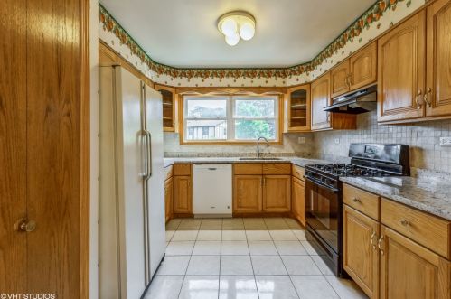 3 Swan Cir, Lemont IL  60440-1237 exterior