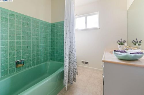 1994 Evergreen Ave, San Leandro CA 94577-6202 exterior