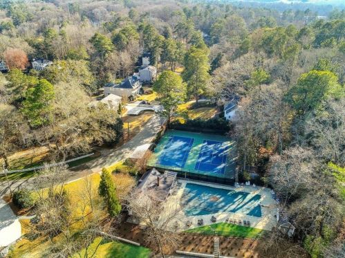 1386 Hanover West Dr, Atlanta GA  30327-1139 exterior