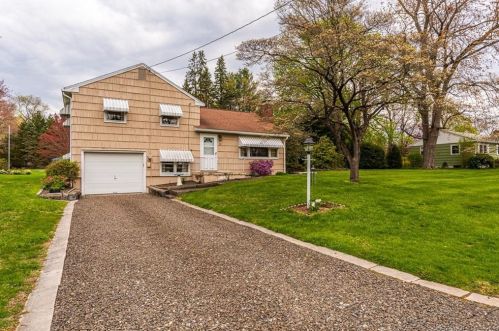 29 Countryside Dr, Upper Stepney, CT 06468-2218