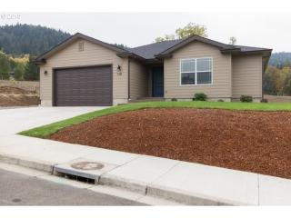 135 Flangas Ave, Roseburg, OR 97471-8543