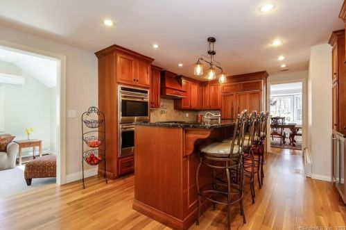 12 Walnut Pl, Wilton CT  06897-2324 exterior