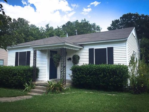 1325 Meadowbrook Dr, Garland TX  75040-5685 exterior