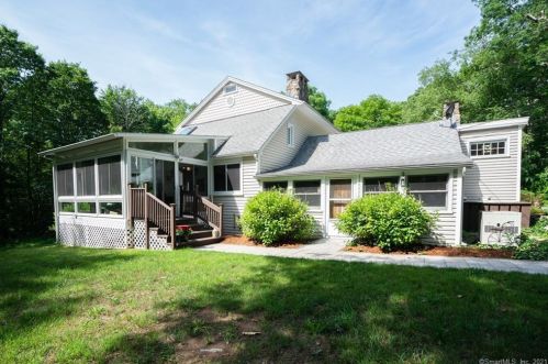 21 Laurel St, Chester, CT 06412-1006