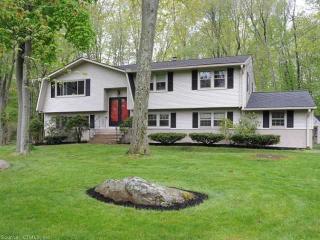 65 Hintz Dr, Wallingford, CT 06492-2001