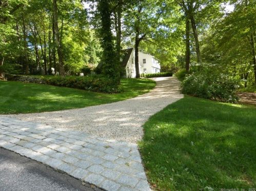 11 Woods Edge Rd, Bethlehem, CT 06751-1004