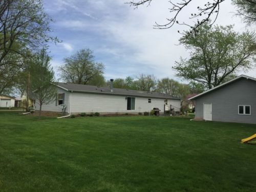 308 Pine St, Herborn, IL 62465-1041