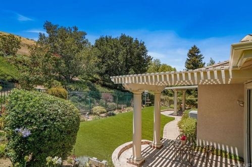 565 Granite Hl St, Simi Valley CA 93065-0614 exterior