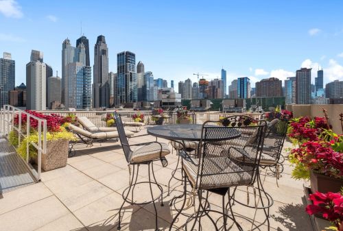 111 Maple St, Chicago IL  60610-5401 exterior