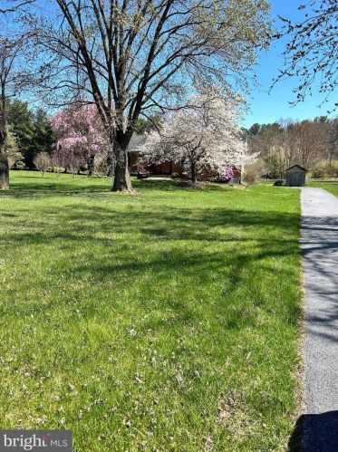 219 Violet Ln, Falling Waters, WV 25419-4186