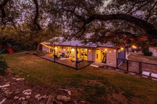 7100 Dunkirk Dr, Austin TX  78736-1805 exterior