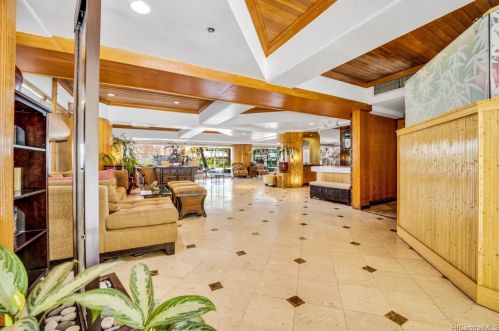 2425 Kuhio Ave, Honolulu HI  96815-3301 exterior